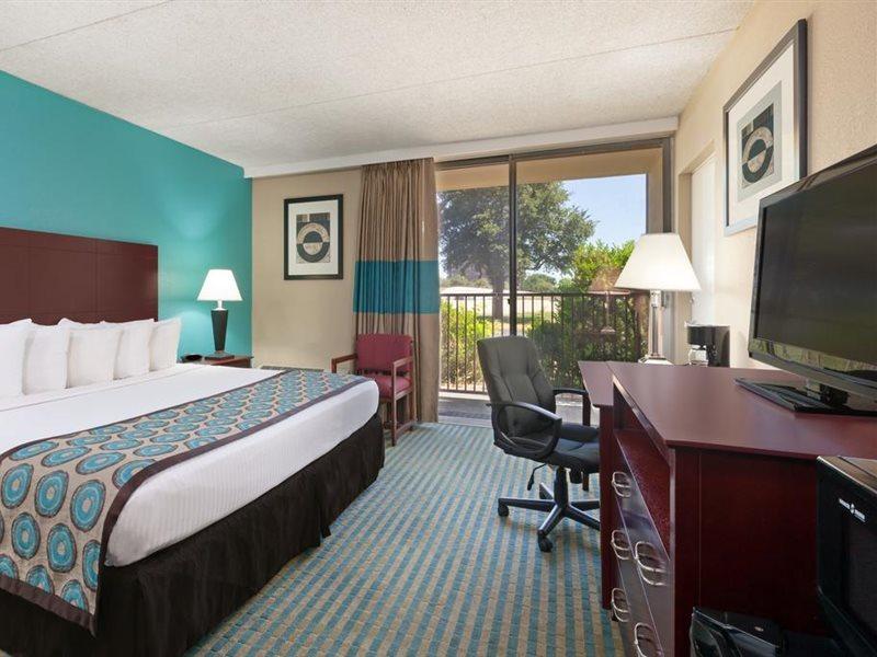 Howard Johnson By Wyndham Ballpark / Six Flags Hotel 3*