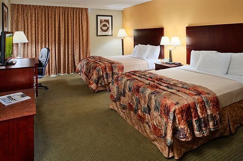 Howard Johnson By Wyndham Ballpark / Six Flags Hotel