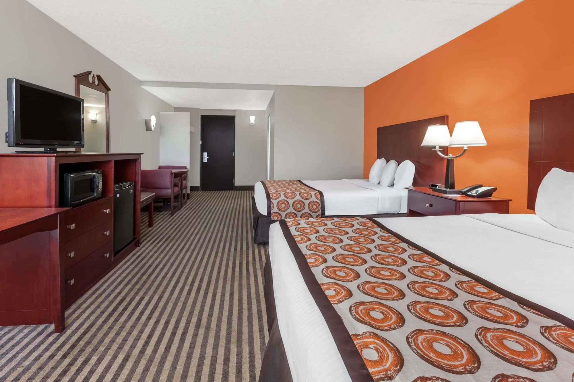 Howard Johnson By Wyndham Ballpark / Six Flags