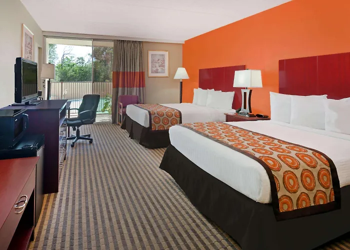 Howard Johnson By Wyndham Arlington Ballpark / Six Flags